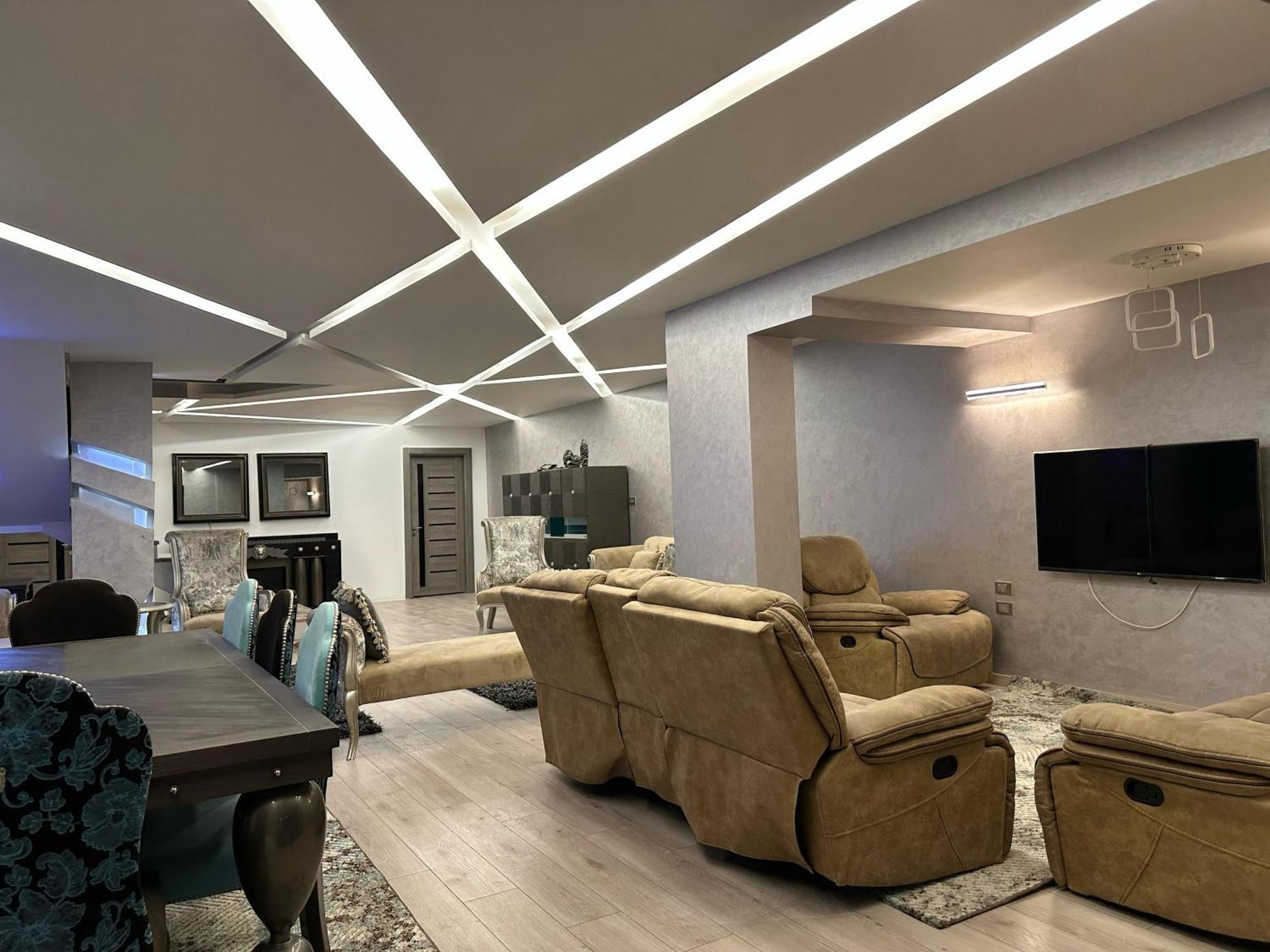 Trio With Falls In Compound فلا بحديقة كبيره وشلالات صناعية Villa Sheikh Zayed City
